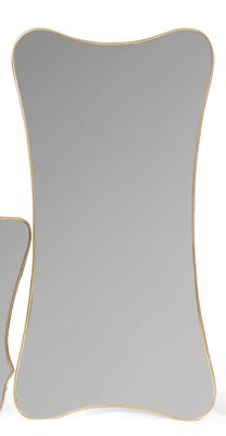 deux miroirs placés l'un à côté de l'autre sur une surface blanche