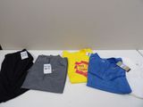 trois paires de vêtements pour homme posées sur une table blanche