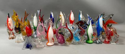 de nombreuses figurines en verre alignées les unes à côté des autres