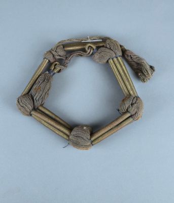 un gros plan d'un bracelet entouré d'une corde