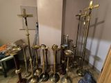 beaucoup de bougies en laiton posées par terre