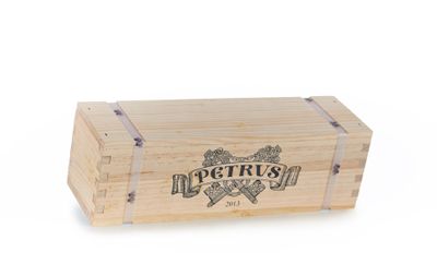 l'image d'une boîte en bois sur laquelle figure un logo