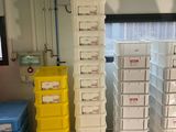 des cartons empilés les uns sur les autres dans un débarras