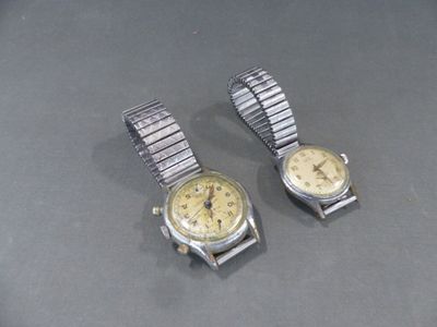 paire de montres de couleur argentée avec des chiffres romains et des chiffres romains