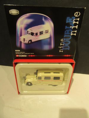 une boîte contenant un petit bus en jouet, posée sur une table
