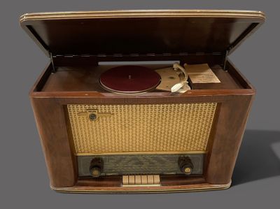un tourne-disque à l'ancienne posé sur une table en bois