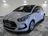 la voiture blanche est garée dans le garage sur le sol en damier