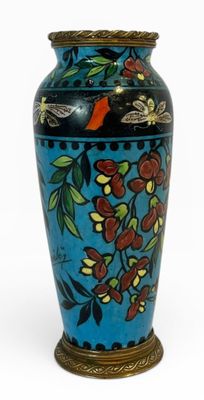 un vase bleu orné d'un oiseau et de fleurs