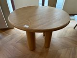 une table en bois sur laquelle est collé un autocollant