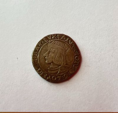 une vieille pièce posée sur un bout de papier