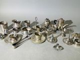 beaucoup d'objets en argent qui se trouvent sur la table