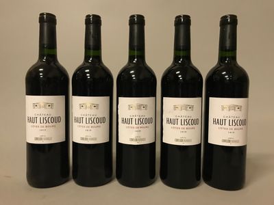 quatre bouteilles de vin rouge sont alignées