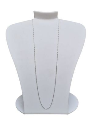 gros plan d'un mannequin portant un collier