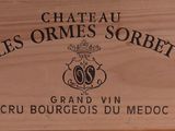 une boîte en bois sur laquelle est apposée une étiquette portant l'inscription « Château Les Crèmes Gordet »