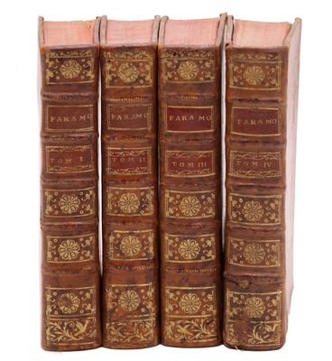 un ensemble de cinq livres anciens reliés en cuir avec des bordures dorées