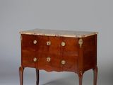 une commode ancienne avec un plateau et des pieds en marbre