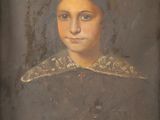 portrait d'une jeune femme en robe noire avec un col doré