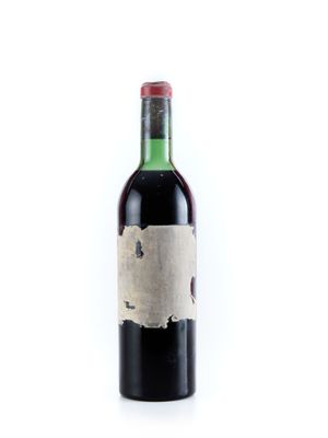 une bouteille de vin posée sur une table