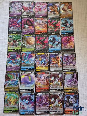 une pile de cartes pokemon posée sur une table