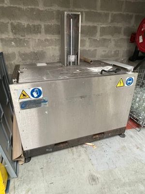 une machine posée sur le sol à côté d'un mur