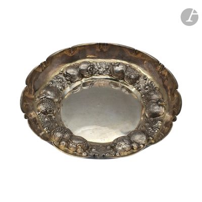 une assiette en argent ornée d'un motif sur fond blanc