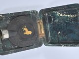 un vieux étui à cigarettes orné d'une image de cheval