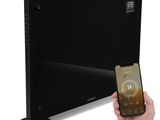 une image représentant une personne tenant un smartphone devant un téléviseur