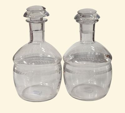 une paire de carafes en verre transparent, munies chacune d'un bouchon