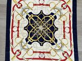 un foulard carré orné d'un motif doré et bleu