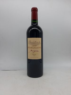 une bouteille de vin rouge posée sur une table blanche