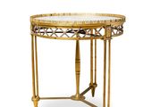 une table dorée avec un plateau en verre sur fond blanc