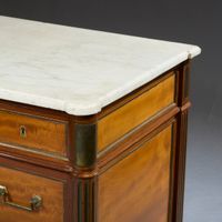 Commode en acajou et placage d’acajou blond flammé (fentes e… (photo 4)