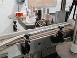 une image d'une machine qui travaille sur un morceau de bois