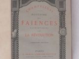 un vieux livre avec l'image d'une horloge