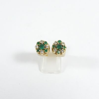 une paire de boucles d'oreilles en émeraude et diamant