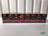 six boîtes de cartes à collectionner Pokémon sont empilées les unes sur les autres