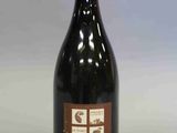 une bouteille de vin posée sur une table