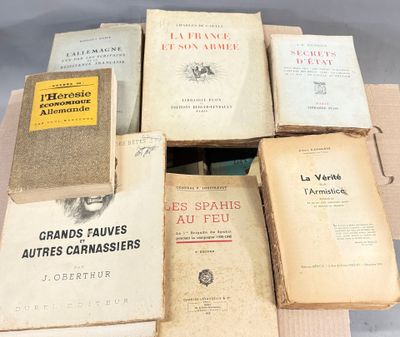 plusieurs livres sont empilés sur une table