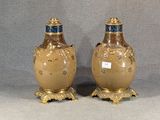 paire de vases anciens décorés de bleu et d'or, posés sur des socles