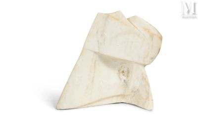 une sculpture en marbre blanc représentant un oiseau posée sur une surface blanche