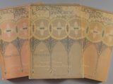 trois livres sont empilés sur une table