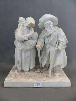 deux figurines représentant deux hommes portant un chapeau et une canne