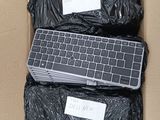 une boîte en carton posée sur une table, contenant un clavier