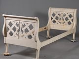 un lit blanc avec une tête et un pied de lit en bois
