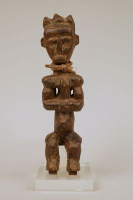 Gabon : Statuette Fang en bois exotique et tissu, représenta…
