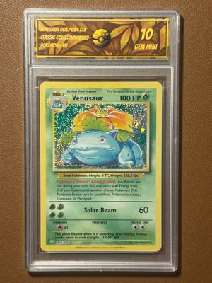 un gros plan d'une carte Pokémon accrochée au mur