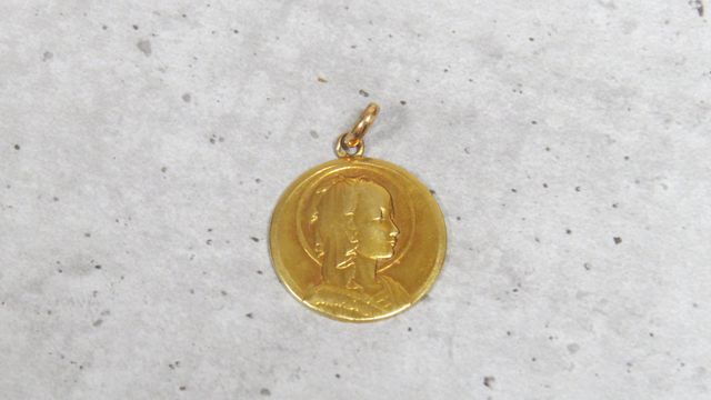 Pendentif religieux en or 18 carats 750 millièmes. En règle. Poid...