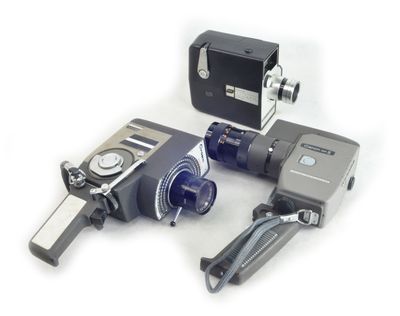 un appareil photo, une clé USB et une clé USB posés sur une surface blanche