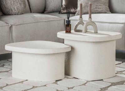 deux tables posées sur un tapis dans un salon