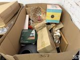 une boîte en carton remplie de boîtes et d'autres objets